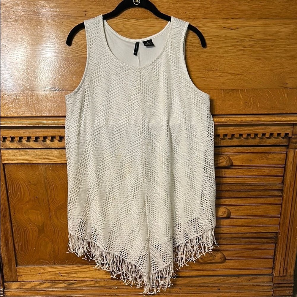 New Directions Cowgirl Boho White Crochet Fringe Sharkbite Hem Sleeveless Top